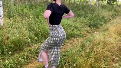 Žmona čiulpia varpą gatvėje ir užsiima seksu su baigiamuoju ant jos užpakalio. CleoModel rusų porno